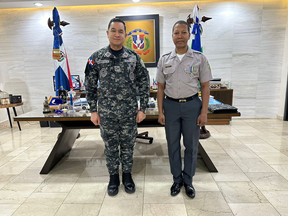 gabrielmercedez's tweet photo. He sido un afortunado carrera de servidor público desde la @PoliciaRD ser investido a mi rango de coronel por el Director General de la #Policía mayor gral Eduardo Alberto Then y ser subdirector de Comunicaciones Estratégica del coronel @pesqueiradiego me llenan cada día de más compromisos con la patria y la institución.