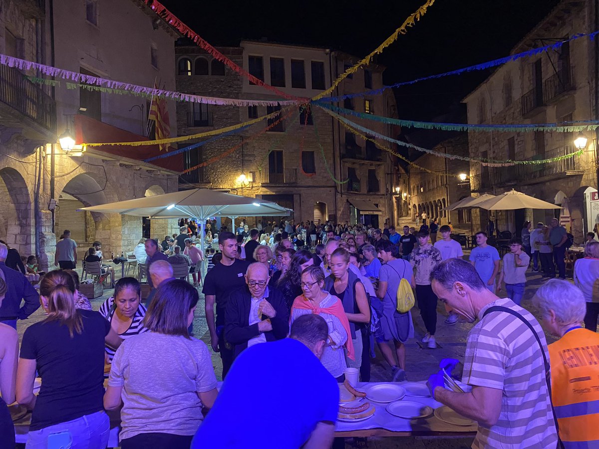 lluisguino's tweet photo. Hem començat #FestaMajor2023 #Besalú #SantPrim amb botifarrada popular amb molta participació. Actuen #lesBitxos de Escola Municipal Música @Aj_Besalu en el seu concert de comiat. Gràcies per ser-hi sempre! https://t.co/Z7Kn6LyEdS