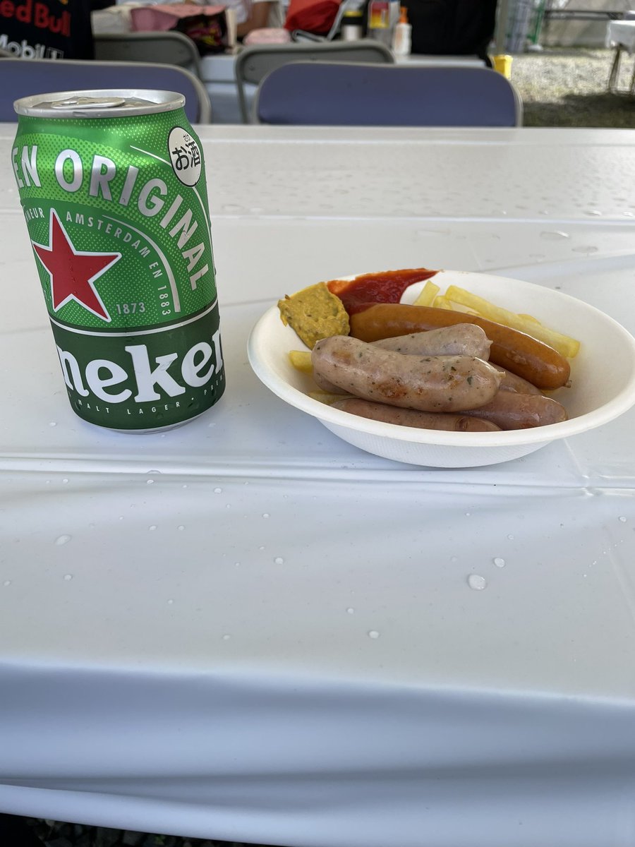 spacecircus39's tweet photo. とりあえず逆バンクオアシスで飲みます😄😃😊 #f1jp #suzuka https://t.co/75LC9TeRN3