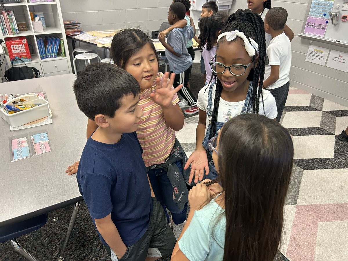 SweetN2nd's tweet photo. My 2nd graders are discussing plot with the Musical Mix - Freeze - Group strategy! 
Students were sharing using vocabulary, asking each other questions and hearing peers explain. @literacy_lounge 
@HumbleISD_JFE  
#workinghard https://t.co/3iBQvlG0AH