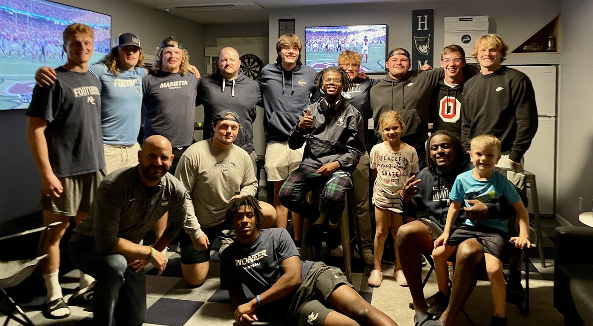 CoachWaddle's tweet photo. @CoachFeltrop and the guys came by for some Food, Food, and Fun tonight! #PioNation #FIGHT_MC https://t.co/ulxfO0nHwn
