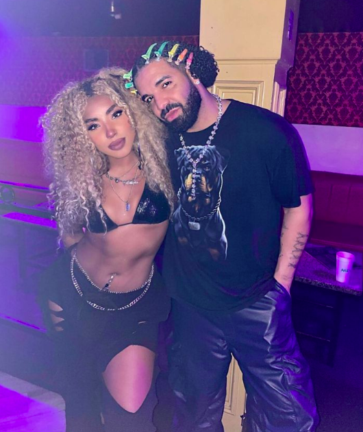 DailyLoud's tweet image. Drake in the club in Houston