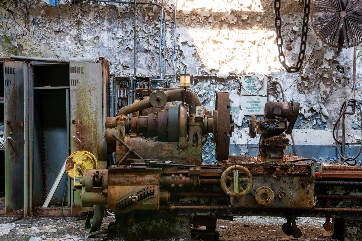 DerelictToDecay's tweet photo. Messy shop https://t.co/xcIr57XMU5