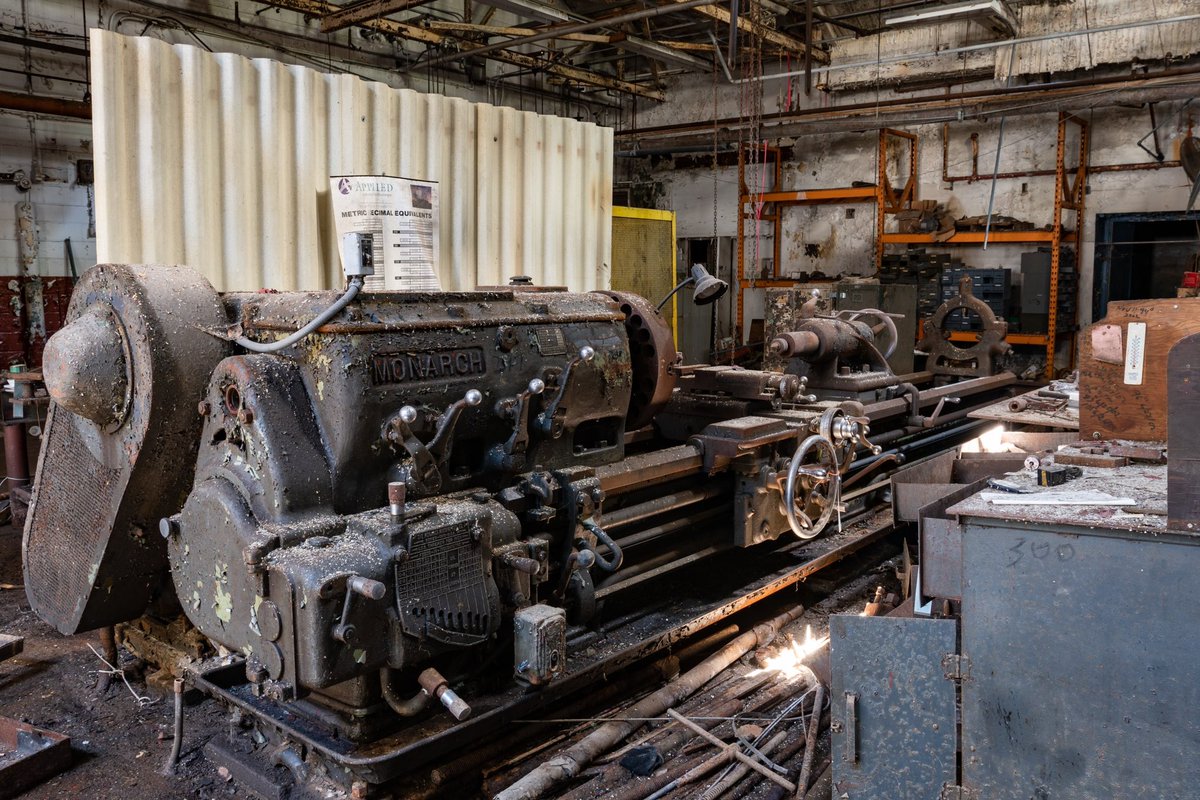 DerelictToDecay's tweet photo. Messy shop https://t.co/xcIr57XMU5