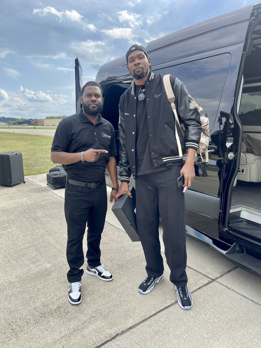 PrideCharters's tweet image. Had the pleasure of driving around a couple of the @nba GREAT!! Thank you @easymoneysniper @dbook and your team  for letting us drive you safely to and from your destinations while in town! #nbabasketball