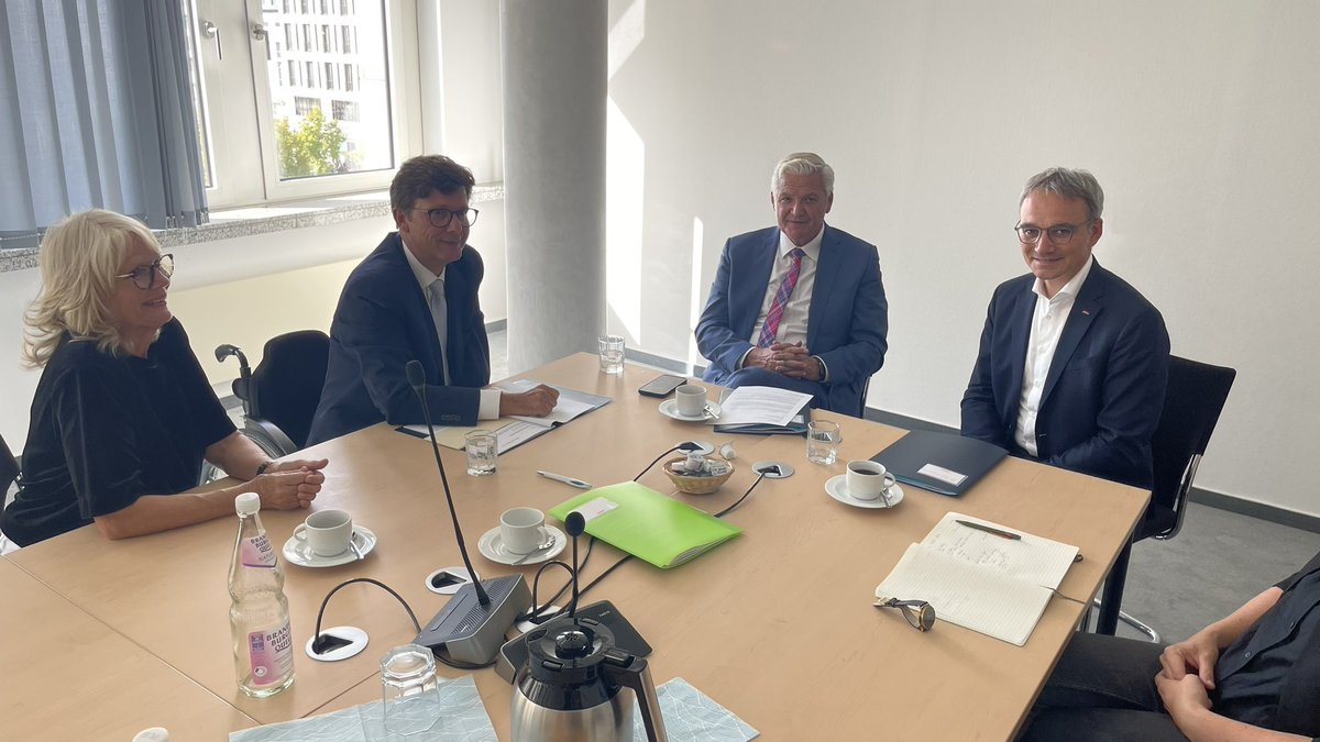 Vorgestern haben wir Wilfried Oellers (Beauftragter für die Teilhabe von Menschen mit Behinderungen der CDU/CSU-Fraktion) und Hubert Hüppe (CDU-Bundestagsabgeordneter) im Deutschen Bundestag getroffen. 

Wir hatten ein gutes Gespräch und haben uns viel über die Bedürfnisse von