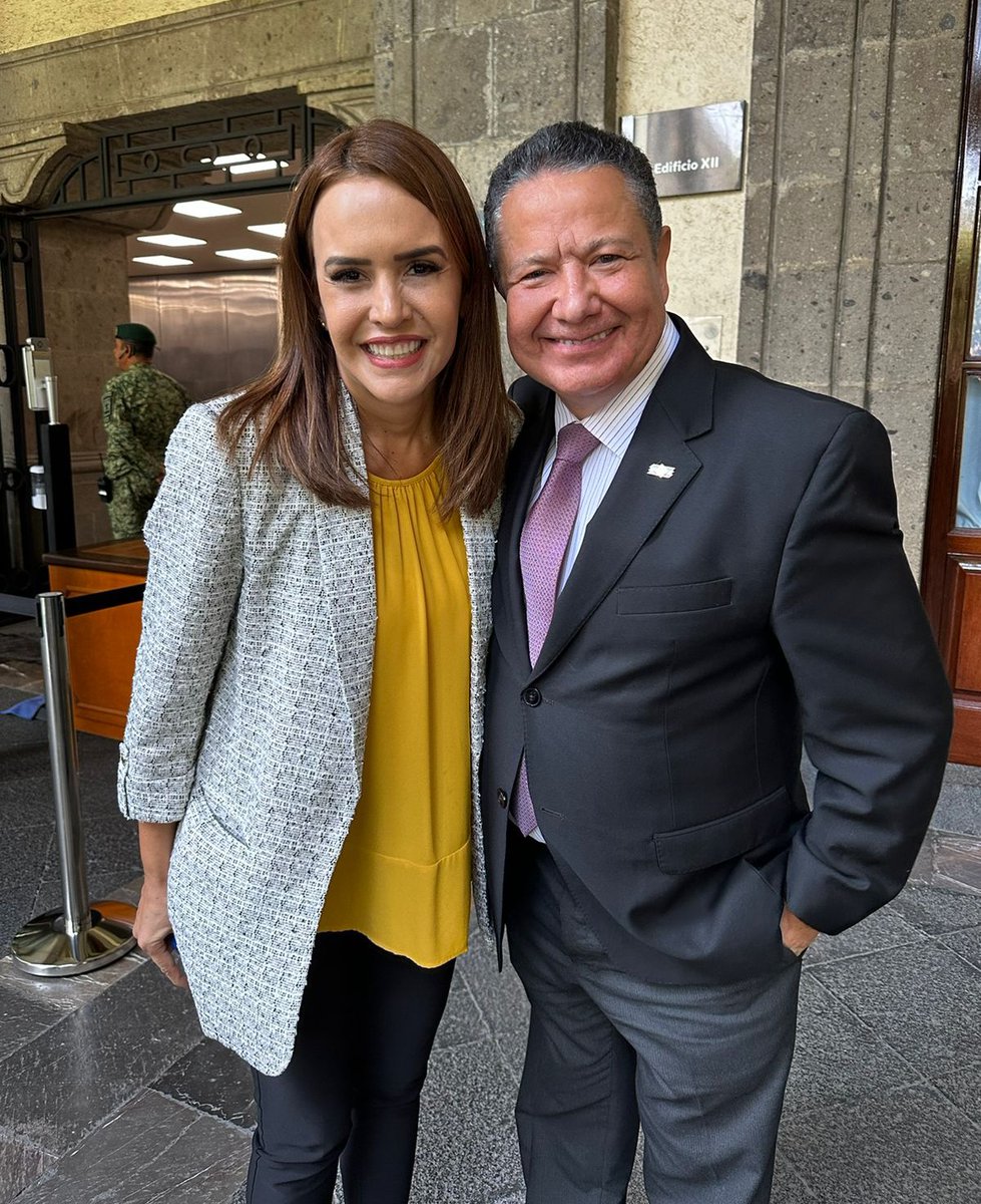 juliomenchaca_'s tweet photo. Me dio gusto saludar en Palacio Nacional a mi amiga @claraluzflores, titular del Secretariado Ejecutivo del Sistema Nacional de Seguridad Pública. Como siempre una charla muy amena ¡nos vemos pronto! https://t.co/3CiF84h0E5