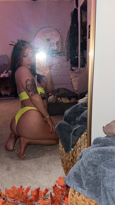 Tan? Or pale? Comment what you like more https://t.co/sTrwUZbEuC