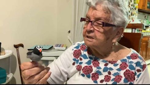 altereddie's tweet photo. Doña Amanda Molina  es una bella mujer de 95 años que vive en Pereira. Es madre de 13 hijos, abuela de 31 nietos y bisabuela de 17 bisnietos. Ahora, se dedica a  hacer muñequitos en plastilina. Esto le ha ayudado significativamente para mejorar su memoria y combatir la demencia. https://t.co/1zSgNej6af