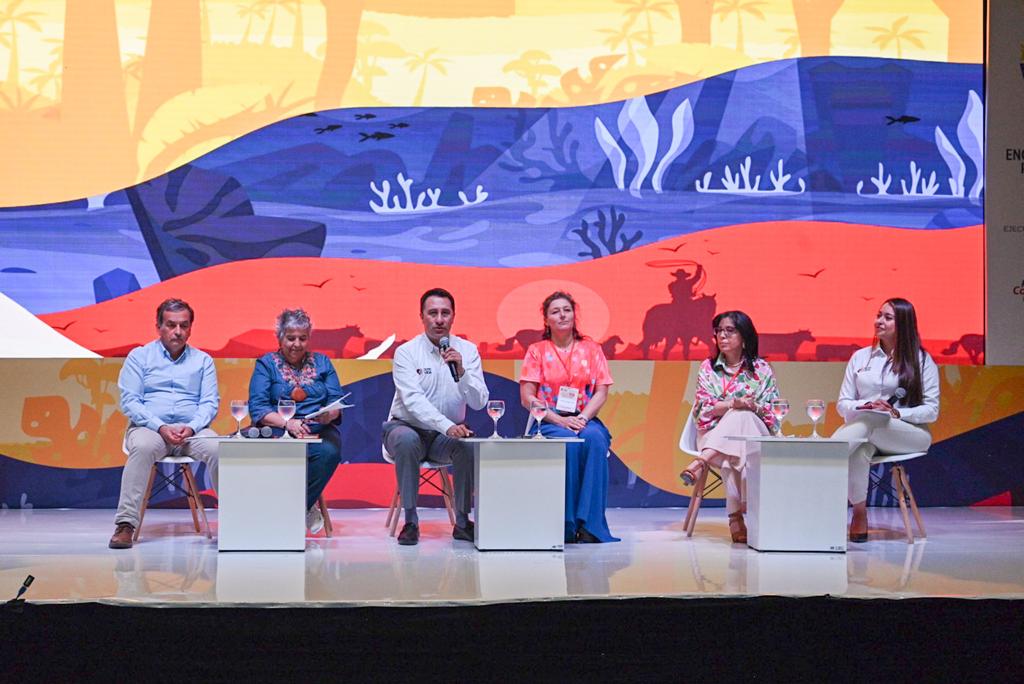 Bravoarthur's tweet image. Al final de este día, me siento orgulloso de nuestro sector turismo, sus oficios, comunidades y territorios. Durante el XXXVIII Encuentro Regional de Autoridades de Turismo, Gobiernos, prestadores, gremios, academia celebramos juntos el panorama de logros de #ElPaísDeLaBelleza.