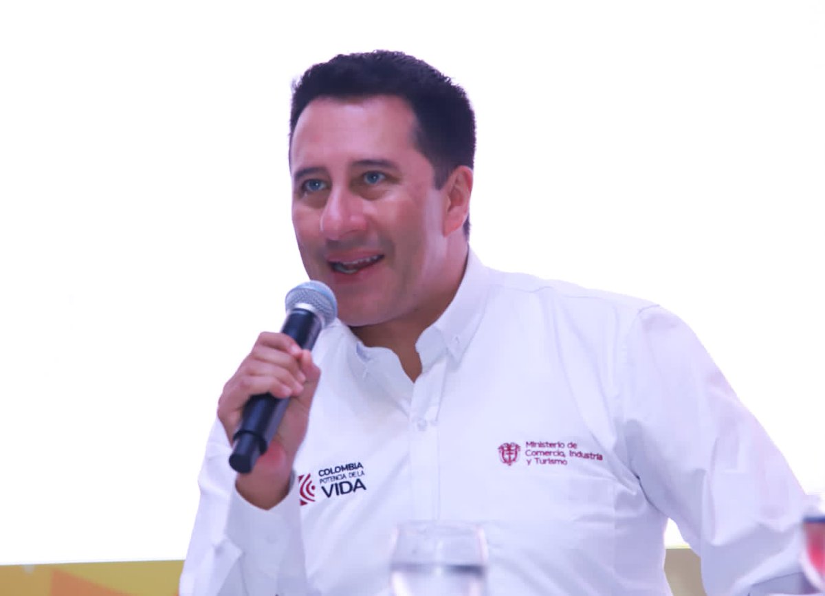 Bravoarthur's tweet image. Al final de este día, me siento orgulloso de nuestro sector turismo, sus oficios, comunidades y territorios. Durante el XXXVIII Encuentro Regional de Autoridades de Turismo, Gobiernos, prestadores, gremios, academia celebramos juntos el panorama de logros de #ElPaísDeLaBelleza.