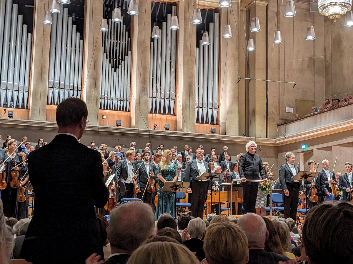 Das erste Konzert von Simon Rattle als Chef @BRSO. Eine frische, helle, heitere, historisch-informierte Aufführung von Haydns "Schöpfung". Kein Auftrumpf-Stück, demonstrative Bescheidenheit. Ich mag das.