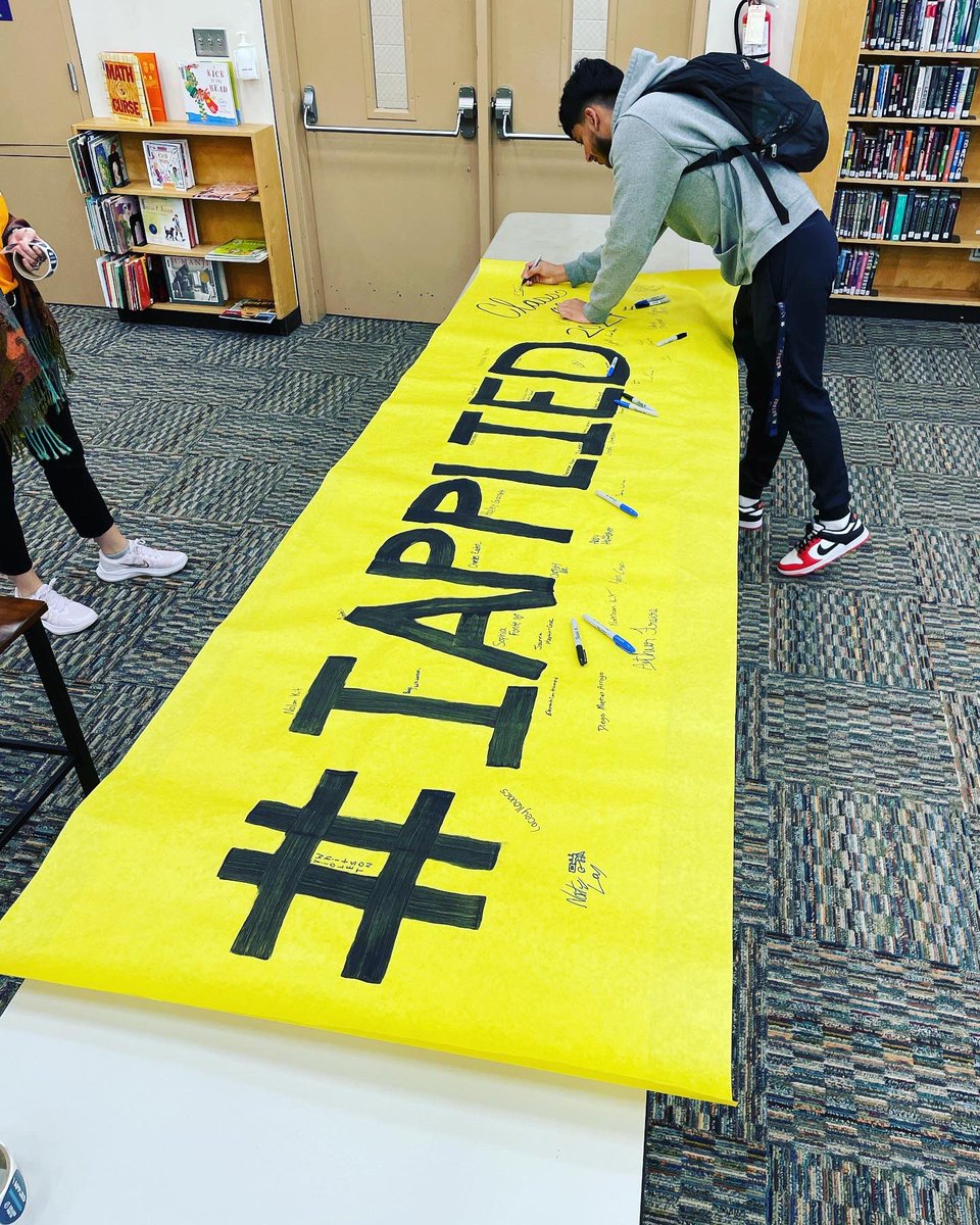 KarnsCounseling's tweet photo. College App Day! 216 KHS seniors completed their TN Promise application today. 93 college/trade school apps were submitted. Class of 2024 is ready! #collegeappweek #tnpromise #iapplied https://t.co/CwrOXaI1a2
