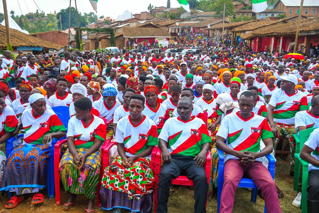 CnddFdd's tweet image. La tournée d'aujourd'hui s'est clôturée par la zone #Mparamirundi de l'ancienne commune #Busoni qui se retrouve actuellement dans la nouvelle Commune de #Kayanza . Très Hon @R_Ndikuriyo demande aux militants de s'adapter avec la nouvelle configuration administrative #CnddFdd2025