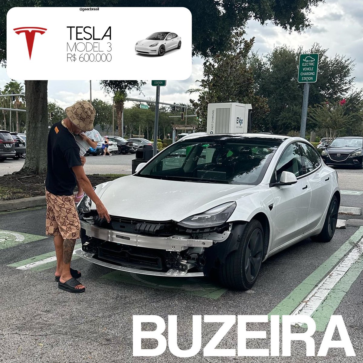 gear_brasil's tweet photo. O influenciador Buzeira ao lado de um Tesla Model 3 batido 😂.

Os motores elétricos deste carro produzem 350 cv de potência combinada e 44,1 kgfm de torque máximo.

O Model 3 faz de 0 a 100 km/h em 4,5 segundos e continua acelerando até os 233 km/h. https://t.co/mQ2VzdK15q