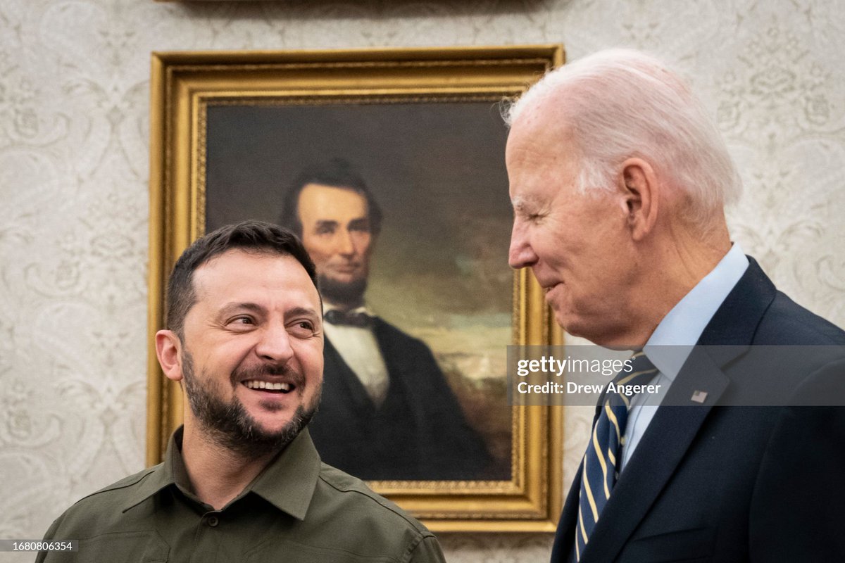 U.S. President #JoeBiden and first lady Jill Biden welcome President of #Ukraine #VolodymyrZelensky and first lady Olena Zelenska to the White House. Zelensky also met with congressional leaders after attending the United Nations General Assembly in New York. 📸: @drewangerer