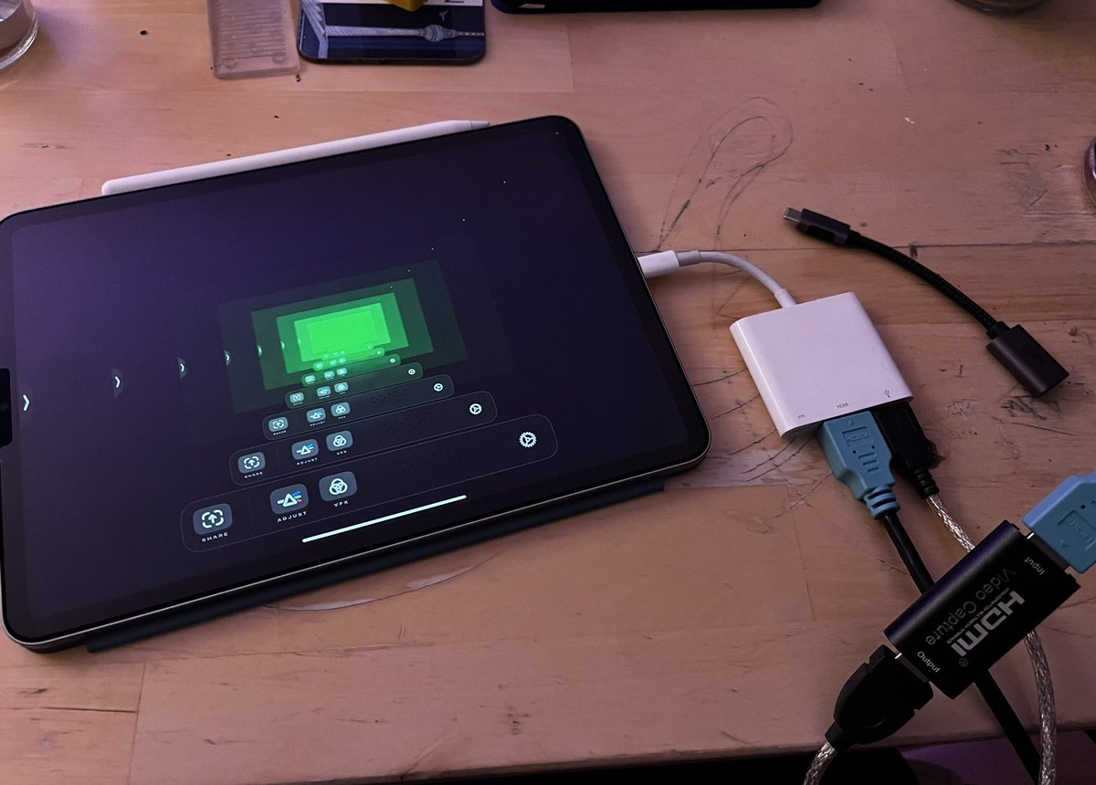 prashnts's tweet photo. Looks like iPad can display itself with the Orion app! The contraption is apple usb c hub with its HDMI outputting through the Adapter back to the USB A port of the hub. 

It's pretty cool! https://t.co/WuGBAllXu8