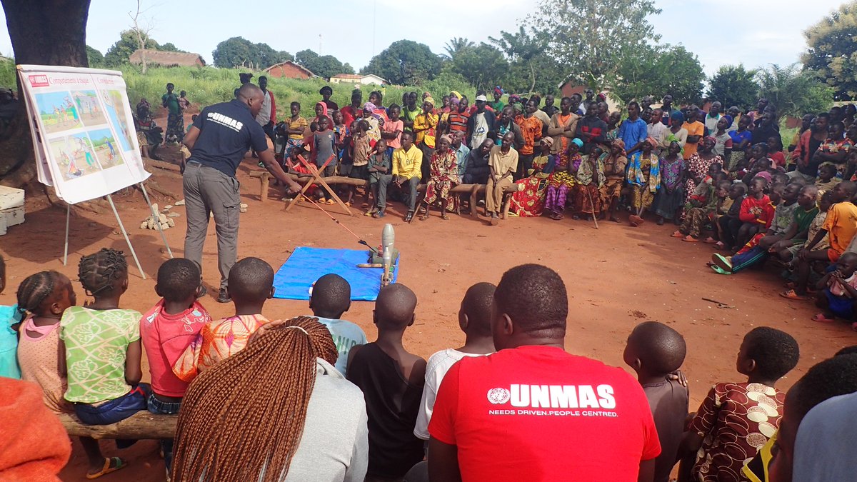 UNMAS's tweet photo. Du 25 au 30 août, #UNMAS #RCA a mené une série de sessions d'éducation aux risques liés aux engins explosifs au profit des habitants de #Boaro dans la préfecture de Nana Mambéré. 300 personnes, dont 48 femmes et 66 enfants, ont bénéficié de ces sessions.
@UN_CAR @UN @UNICEF https://t.co/5ZW5bdfsjR