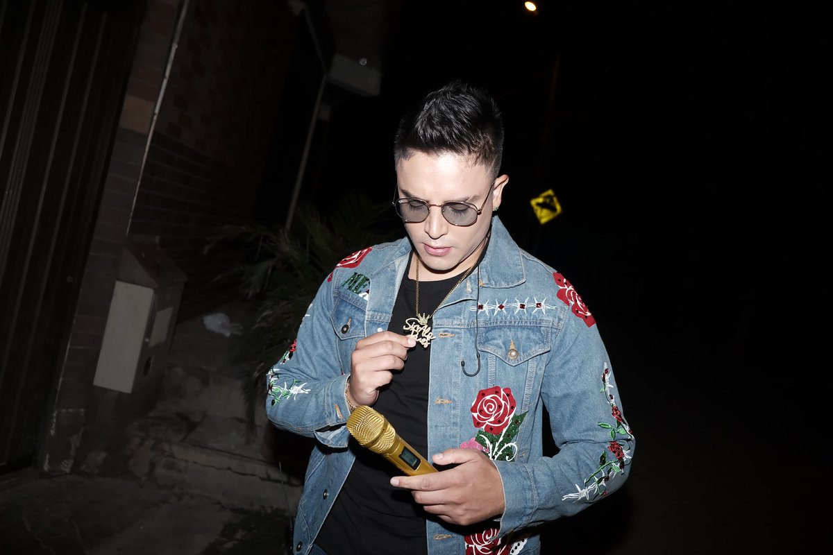 Celebrando una nueva vuelta al sol y esperando sus regalitos de cumpleaños 🎂🫦💋😌🥃