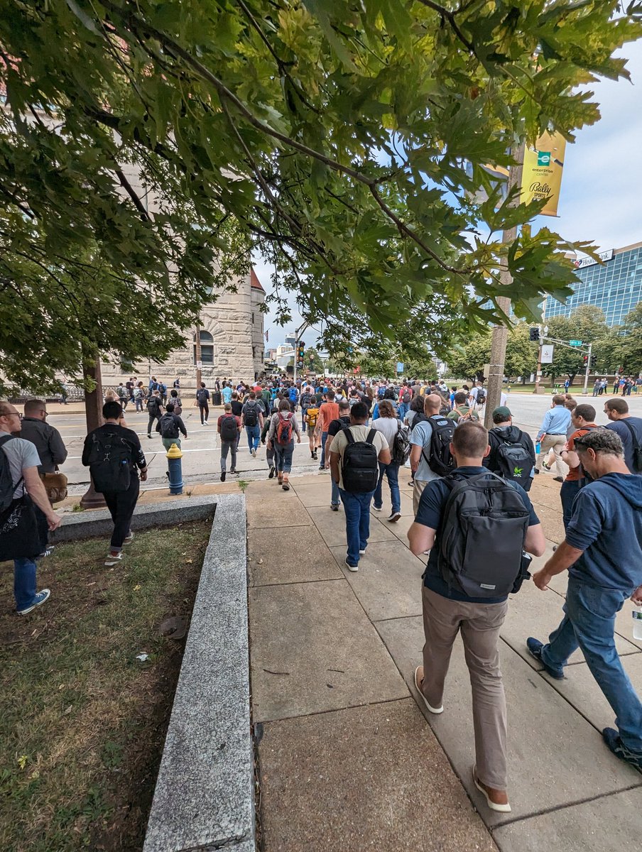 comter's tweet image. I have joined the free-range programmer herd at #strangeloop in St Louis.