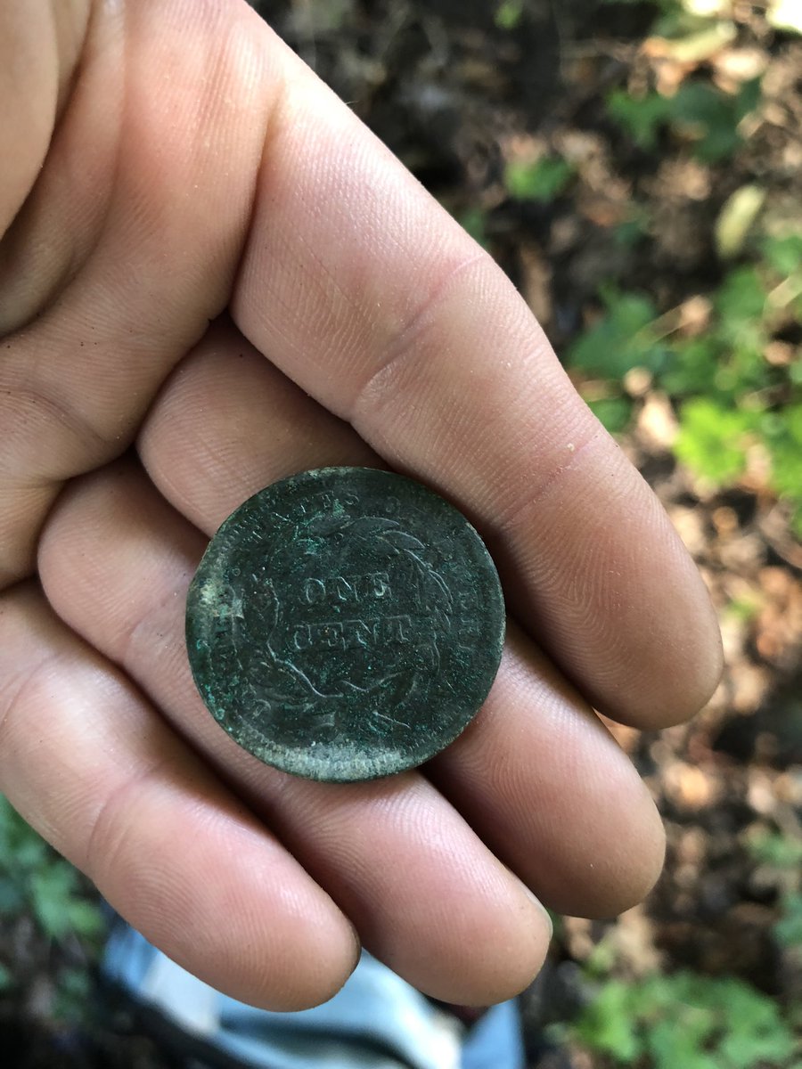 findnsave1776's tweet image. Amazing #surfacefind while #metaldetecting a 1840 #largecent #braidedhair #savinghistory #relichunting #treasurehunting #findsfromtheground #history #copper #largie