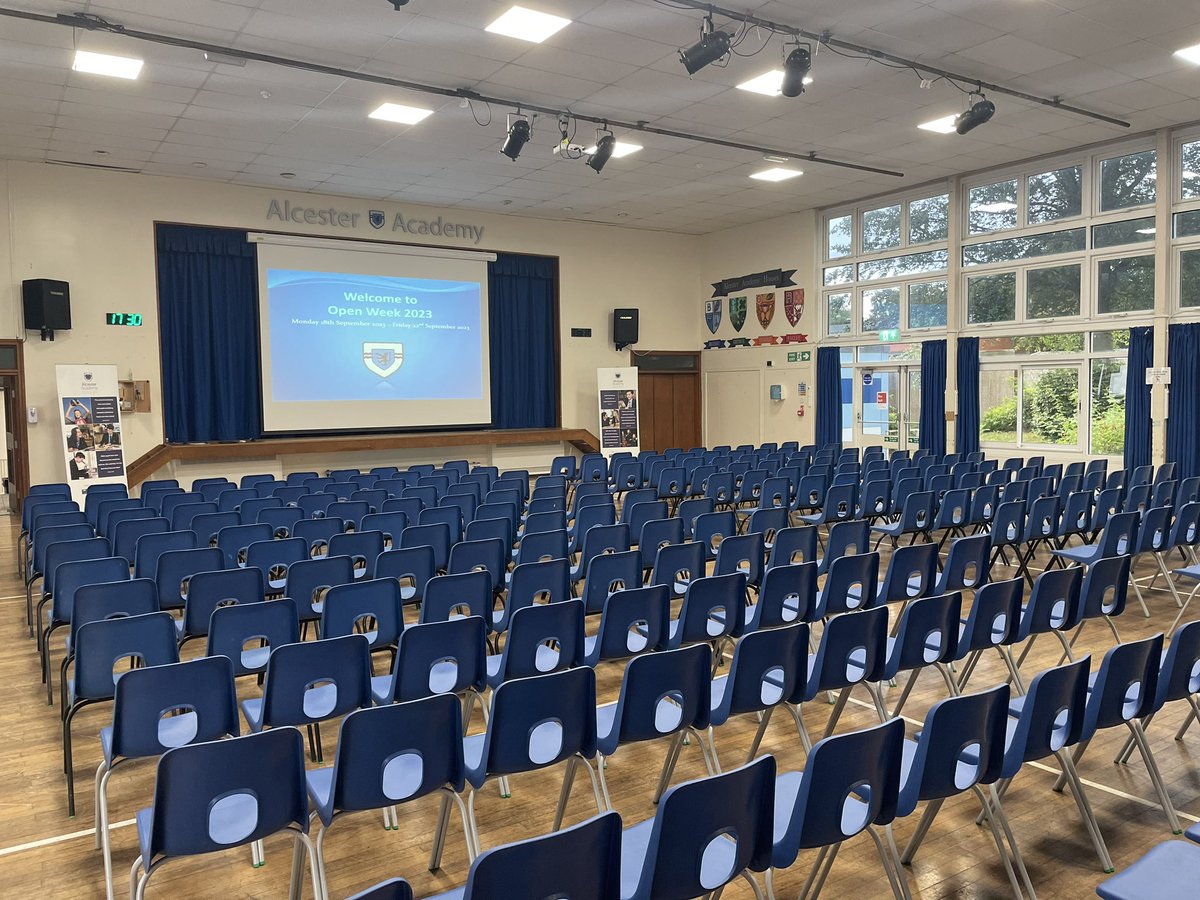 charliemckenz11's tweet image. I love my school @AlcesterAcademy 💙#proud #happy #openevening2023
