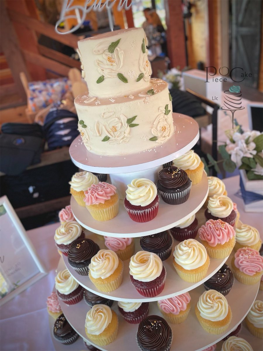 9/15/23 🧁 . . #cupcakes #cupcakewedding #vintagecake #vegan #vegancake #veganweddingcake #vineyardwedding #floralcake