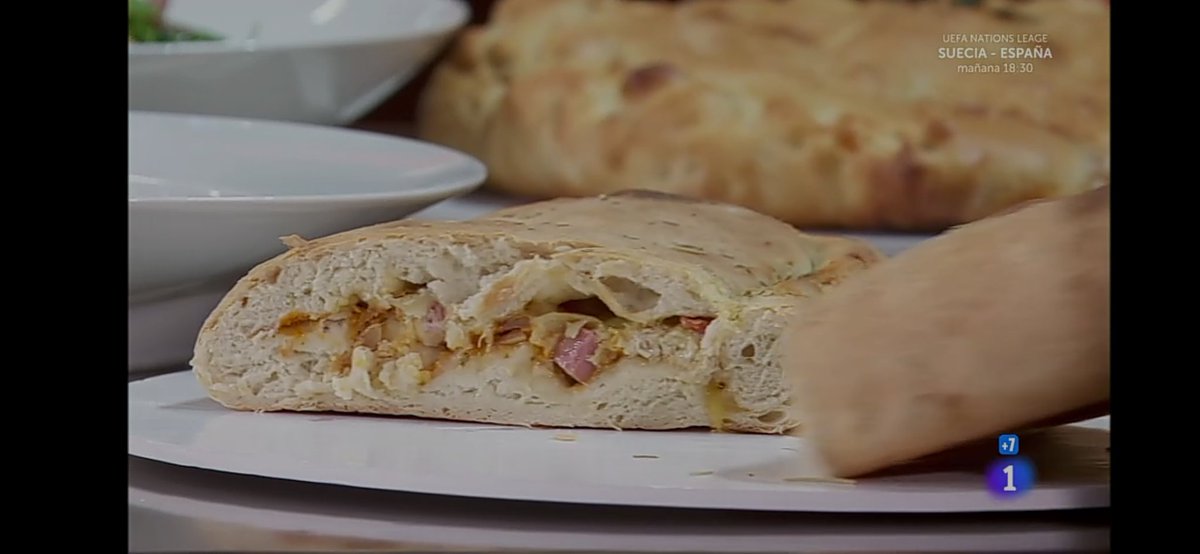 srta_sdt's tweet photo. Entre la pizza calzone de Escssi y la de Tania puede comer todo mi barrio 😂 #MCCelebrity https://t.co/vqVvCtd6If