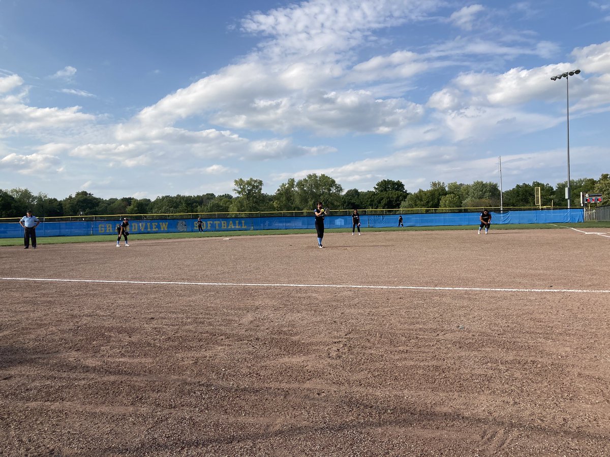 Beautiful day to watch a little <a href="/GVBulldogsSB/">🥎Grandview Bulldogs Softball🥎</a>
