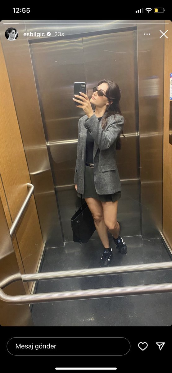 Esra bilgiç baronun asansöründe ayna selfisi vermiş gibi skdkfl