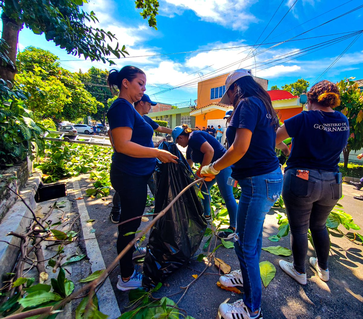 GobernacionSV's tweet photo. 🔵 Nuestros #GestoresTerritoriales realizan de manera preventiva descopado de árboles, como parte de las acciones que se ejecutan en el #PlanInvierno2023.

📍Colonia La Rábida, San Salvador. https://t.co/BK7ZLuF9sq