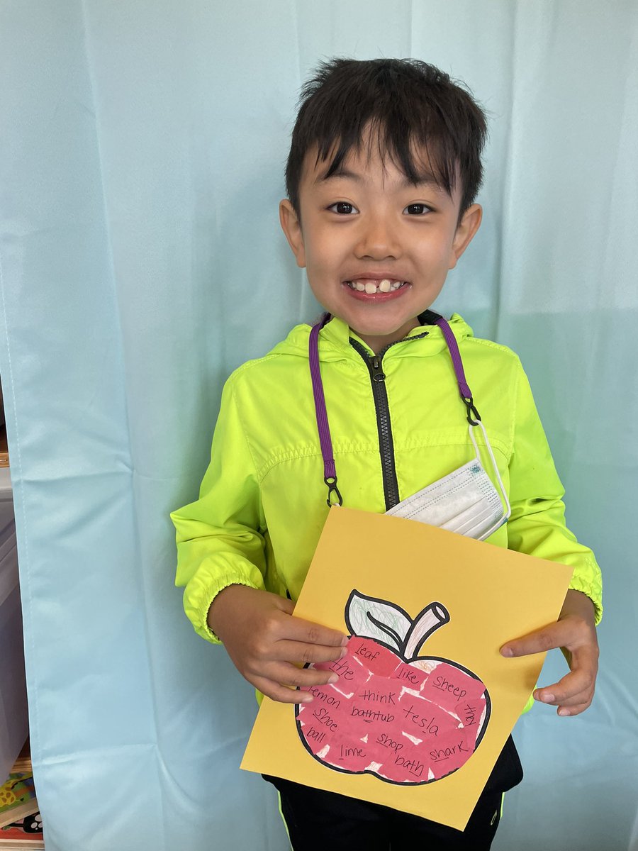 We made some Apple decorations for our room while working on sounds, describing, and following directions 🍏🍎 <a href="/A_RiveraNY/">Dr. Alejandro Rivera</a>