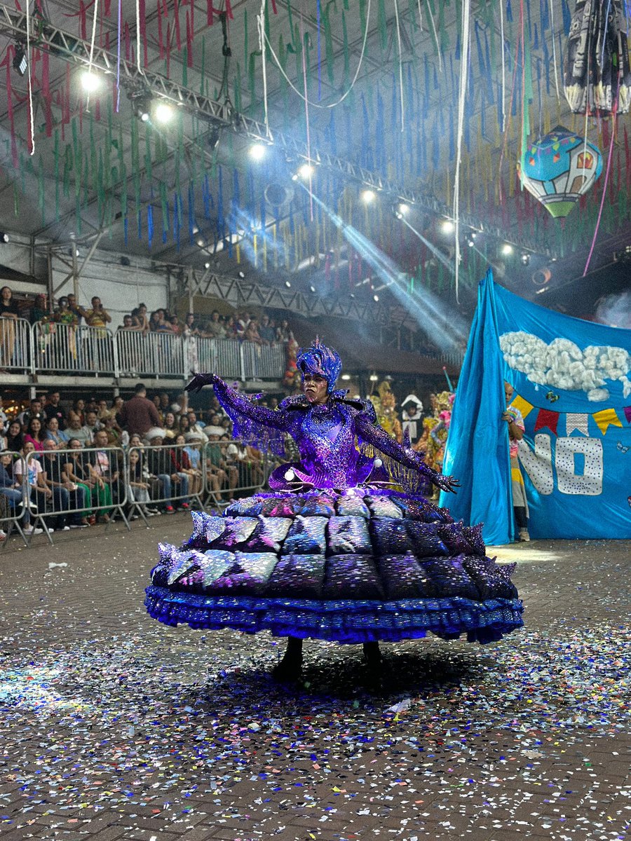 RioJunino's tweet photo. Só de olhar essas imagens o coração palpita 🤩

Não sabemos qual sentimento está mais forte: saudade do que já passou ou a ansiedade para o que ainda não vivemos. 🫶🏻 

E aí, como está o coraçãozinho de vocês? 

#RioJunino https://t.co/VWTYpLGlrP