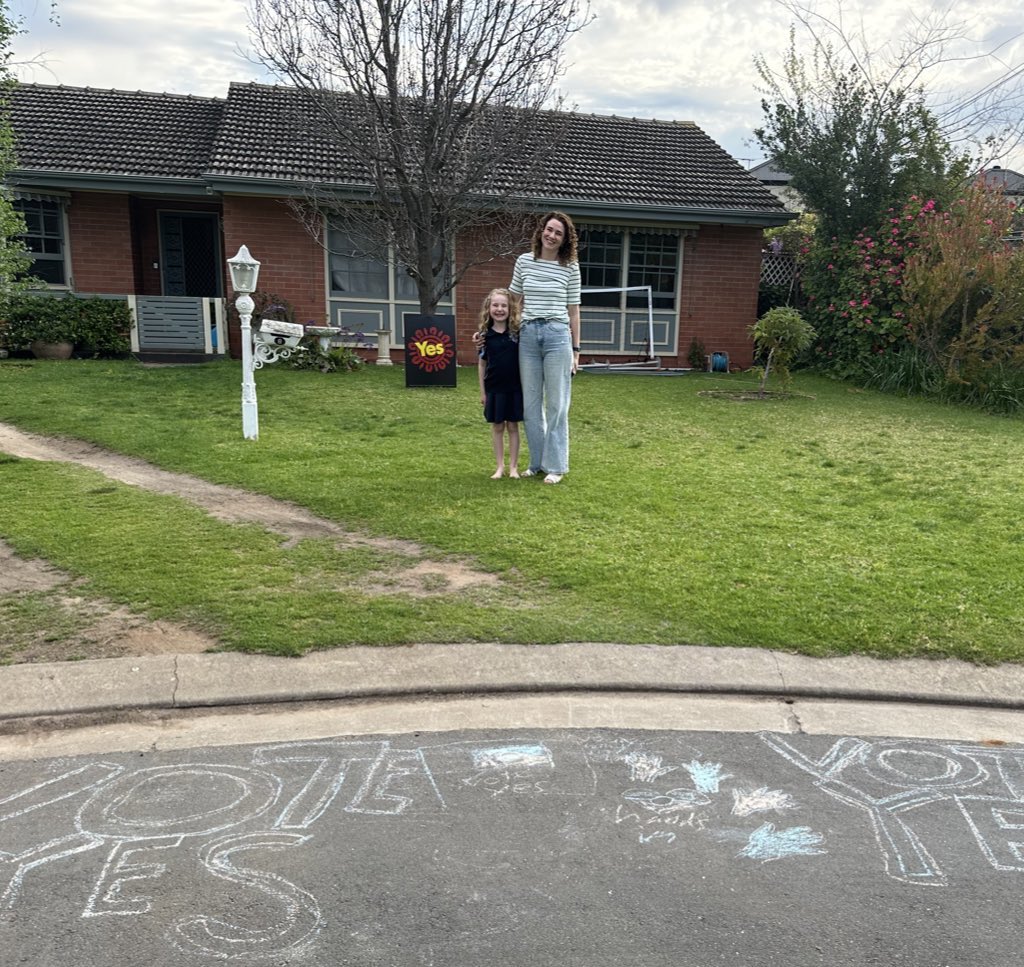 DemOnTheStreets's tweet photo. @AGargett Hey Andy, thank you for sharing this! We loved seeing it too, here on Twitter. 

Please check out #HandsForYes and together, let’s get chalking for #Yes23.

✋🏾#SeaOfHands
🌏#DemocracyOnTheStreets 
🌎Connect the #DOTS 
👉🏽https://t.co/eA4wz829sR https://t.co/HcQDz0u5YF
