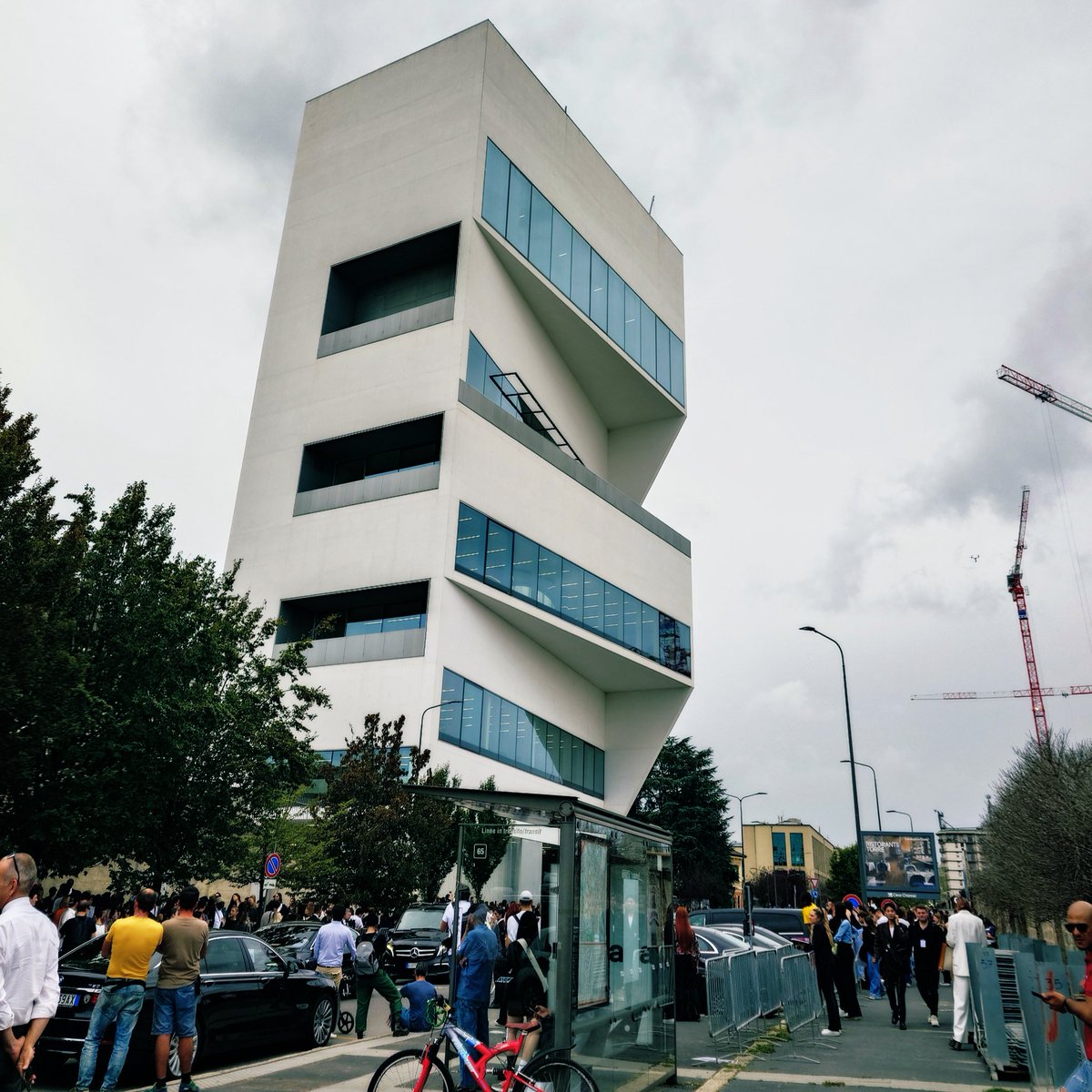 orangekiz_rey's tweet photo. 我沒想過在前不久倫敦碰到Emma Watson後,在米蘭看Prada時裝秀也能看到她出席😱😱😱
這種緣份可以all in金泰梨嗎🥹
🌟💫To me Taeri is the best 🌟💫
Prada Fashion Week@Via Giovanni Lorenzini, 14
米蘭地鐵黃線M3 - Lodi Tibb
#KimTaeri #PradaFashionWeek #WhereYouAtTaeri https://t.co/jABIHflpCU