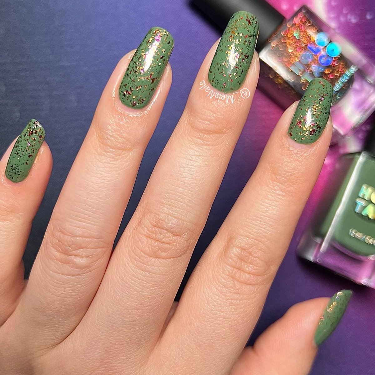 _MelsNails's tweet photo. Modest Moss topped with Fallen Flake! 🍂 💅🏻
@holotaco #ModestMoss #FallenFlakeTaco #HoloTaco #melsnails #holotacocombo https://t.co/GZkBRwdnvc