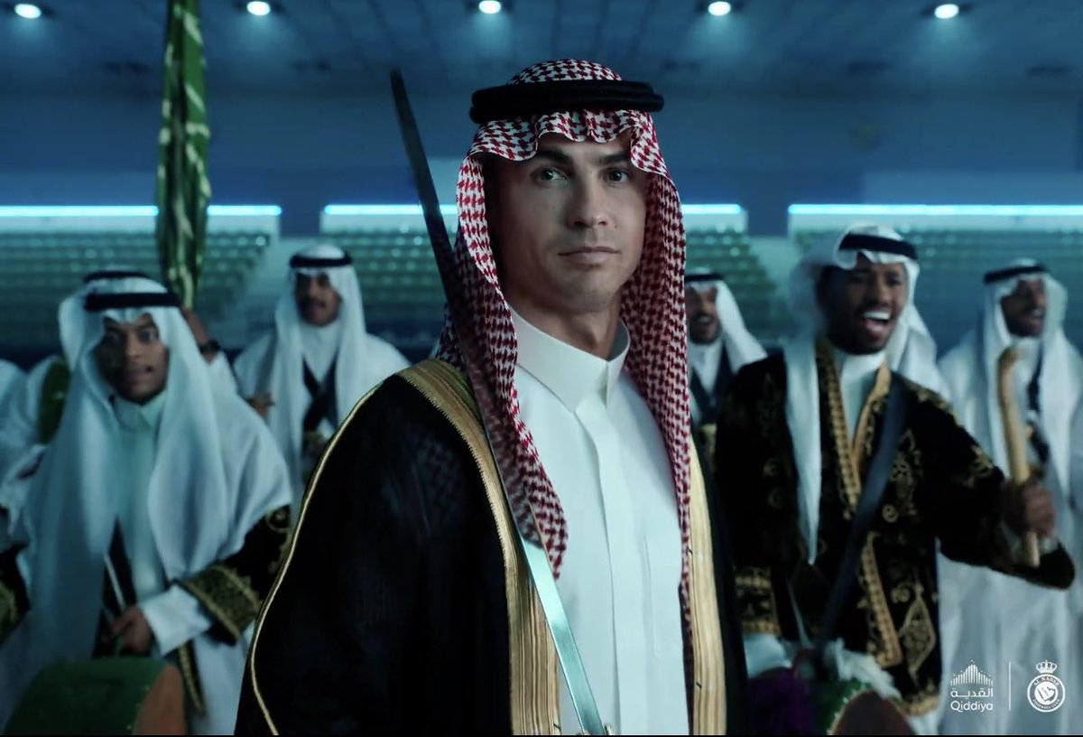 جالس اتخيل لو ان رونالدو ياخذ الجنسية الشرفية ويمثل المنتخب ويختم حياته الكرويه عندنا 😍🇸🇦