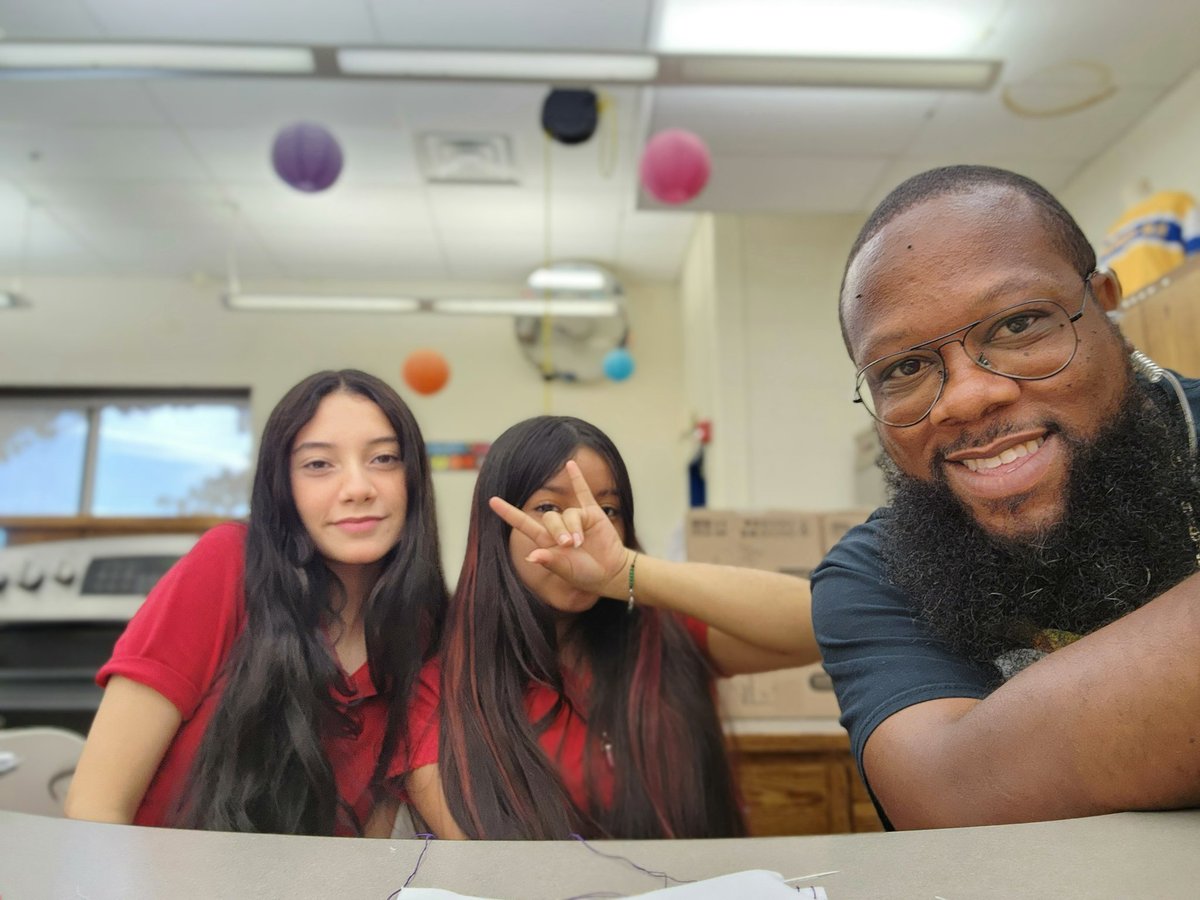 It's always a good time for a quick selfie! 👨🏽‍🏫
#TheKidsFavorite #MakeWorkFun #MakingMemories @JayBastianelli