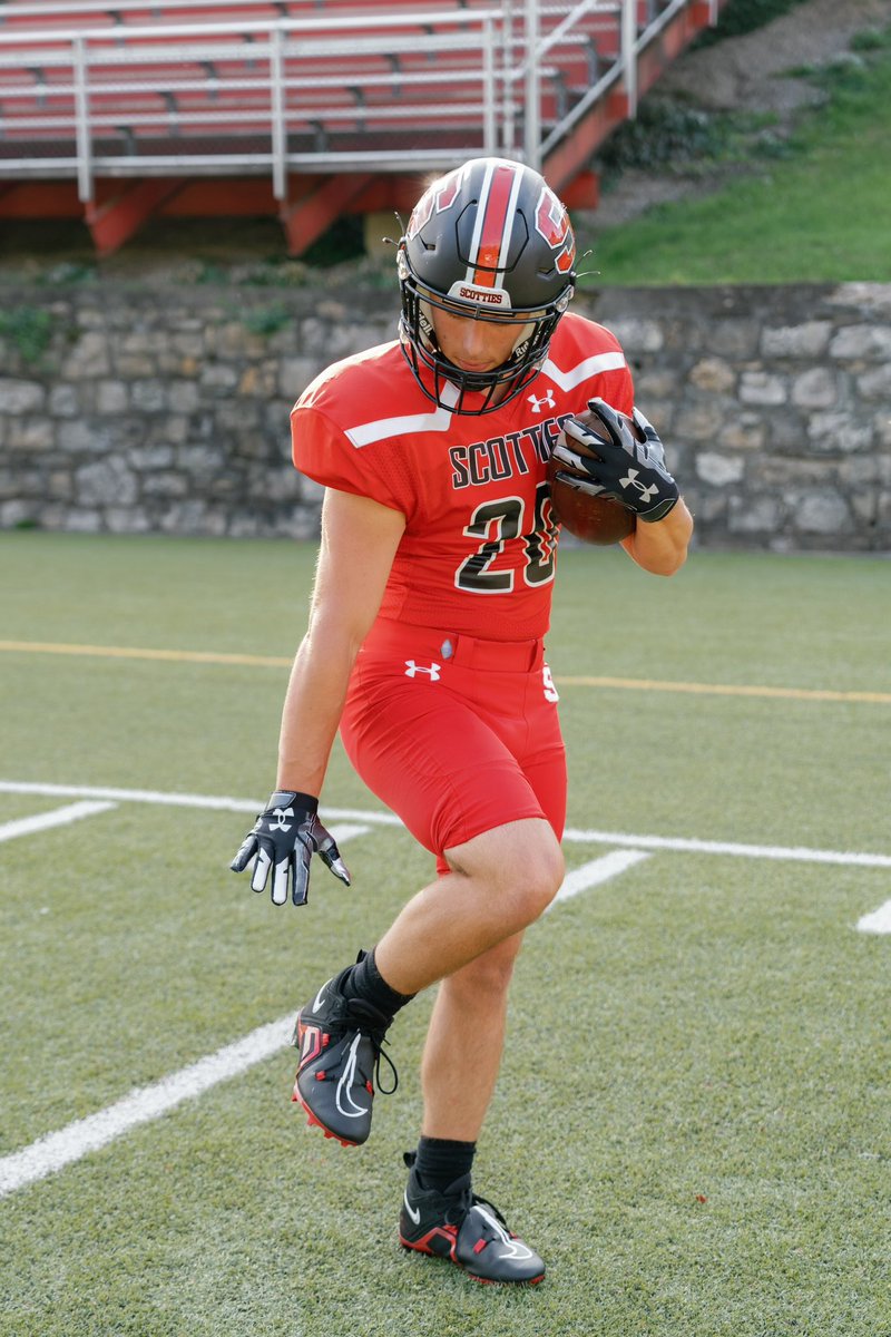 Uniform reveal vs Deer Lakes ‼️

Whole Lotta Red ⚫️🔴🔴

Ft. Senior Captain RB/LB @mough_20