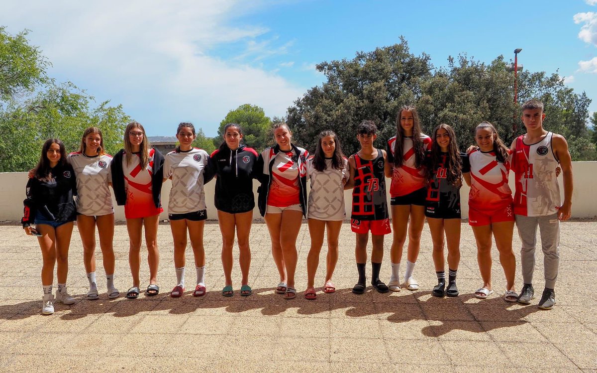 Pozuelo's tweet photo. Enhorabuena a todos los integrantes del @BMPozueloCva por sus grandes resultados en el Campeonato de España de BM Playa con la selección de CLM

Destacando las infantiles que finalizaron Campeonas de España 🇪🇸 y queremos hacer mención especial a Erika López y Nerea Jiménez 🥇🥇 https://t.co/72KNRsWo0a