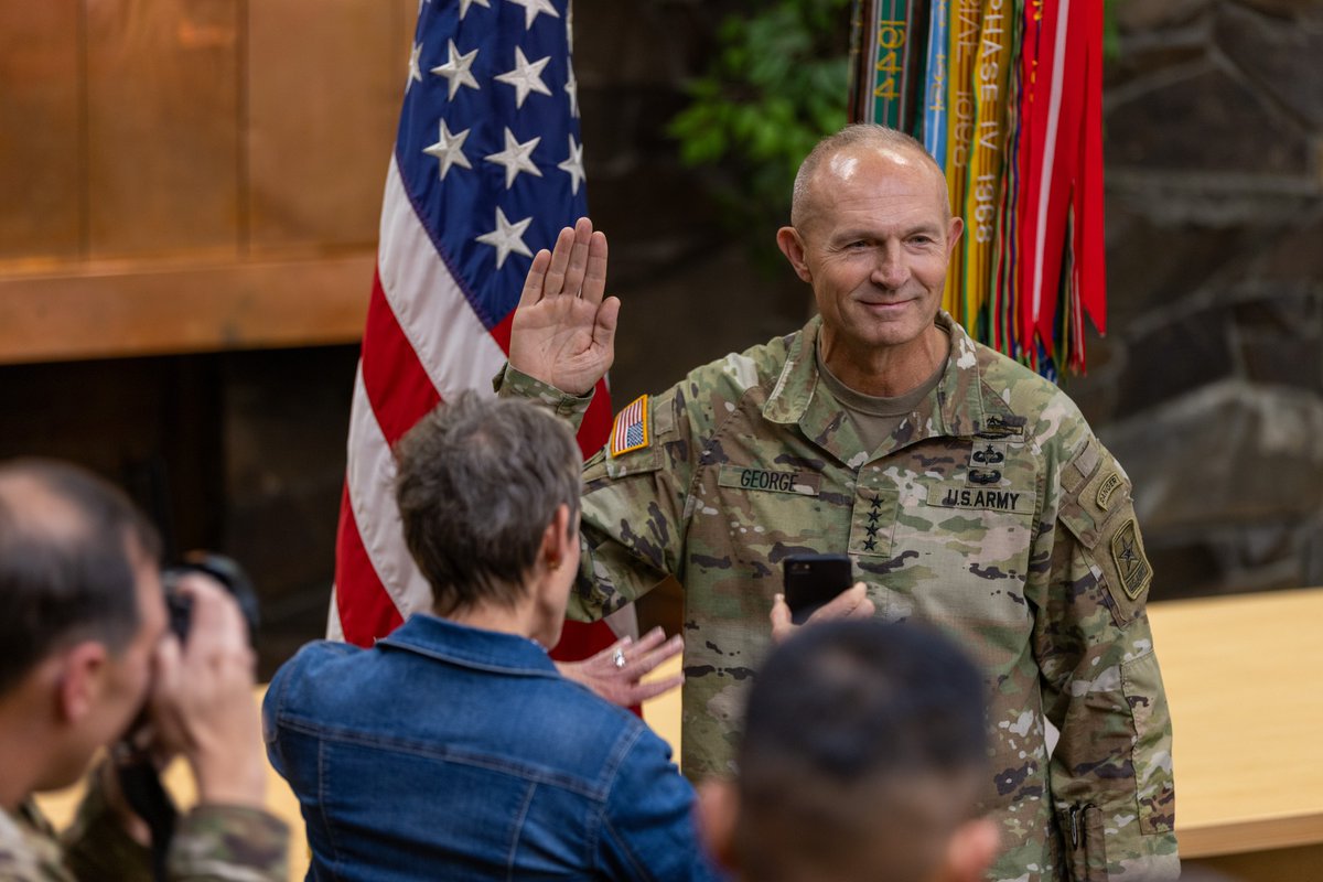 I_Corps's tweet photo. @11thAirborneDiv was honored to host the swearing in of the @USArmy's 41st Chief of Staff, GEN Randy George, via a phone call from @SecArmy
#Untraditional, but very much how they do things up in the #Arctic ❄️
Congratulations, sir 🇺🇸 https://t.co/bCGSqOnx9B