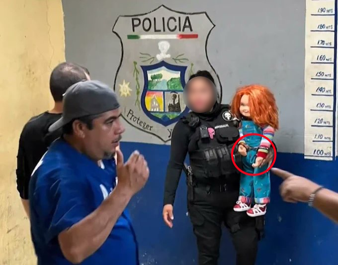 lopezdoriga's tweet photo. Policías en Monclova detuvieron a un sujeto que usaba un ‘Chucky’ para asustar a la gente y pedir dinero.

Las autoridades esperan la declaración del muñeco. No quiere decir nada. https://t.co/3mNIBf2u7B