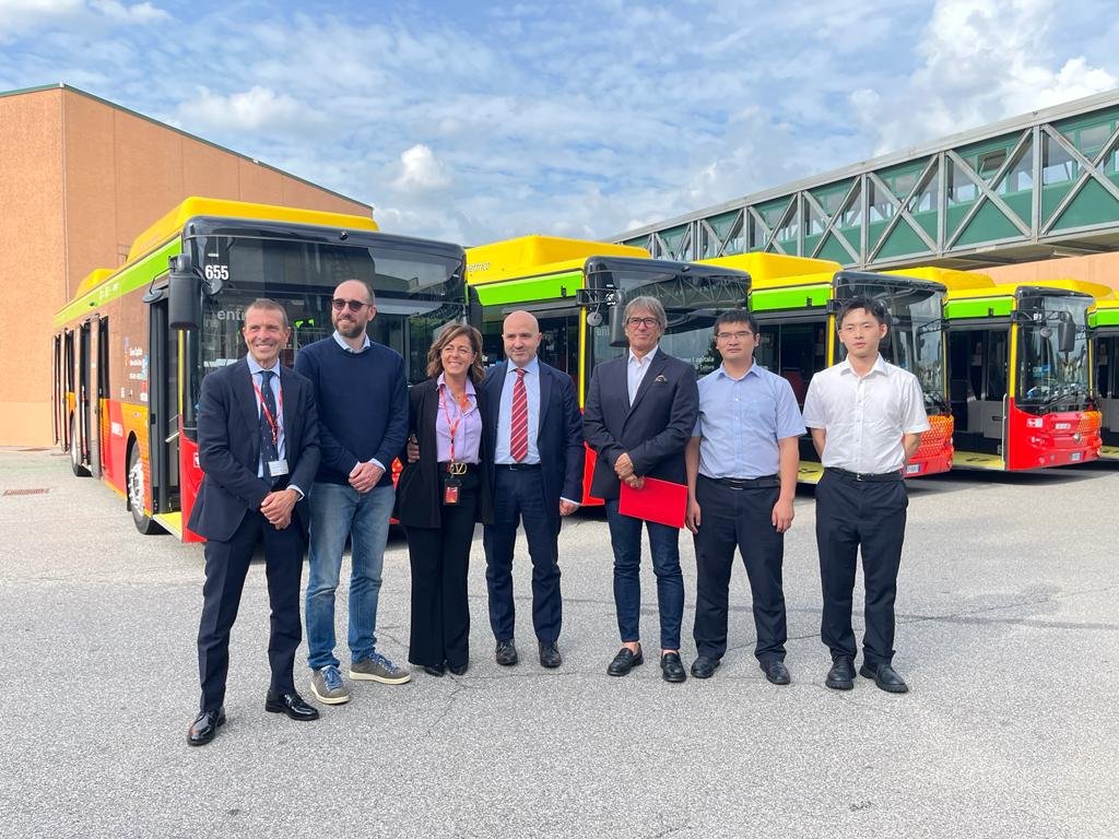 E_Motor_News's tweet image. ⚡️ATB ha presentato i 10 nuovi autobus elettrici Yutong E12 da 12 metri di lunghezza che si aggiungeranno alla flotta dell’Azienda Trasporti Bergamo.

#ATB #Bergamo #flotta #trasporti

Read more⤵️
🔗electricmotornews.com/veicoli-ecolog…