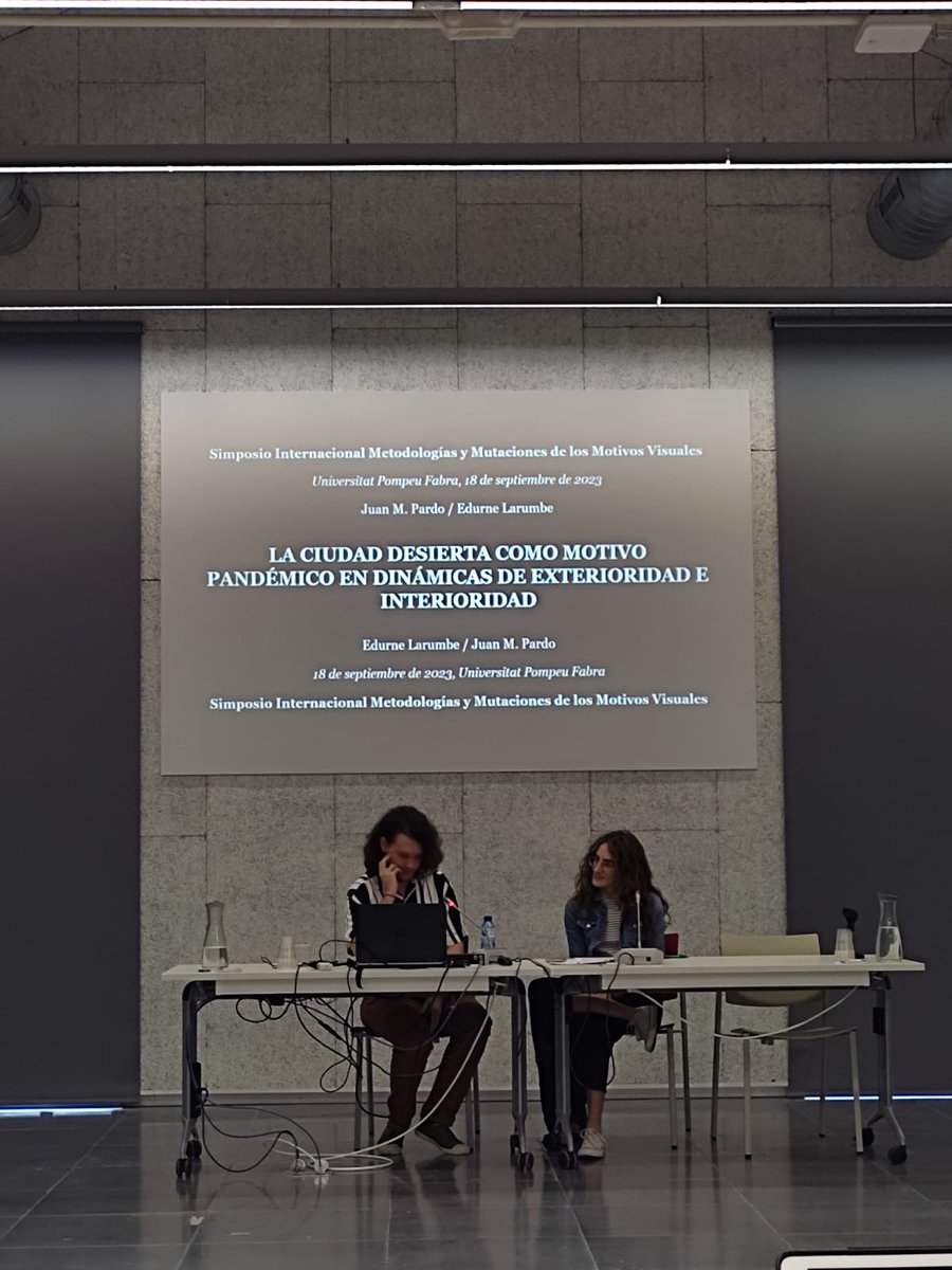 Pard8Pardo's tweet photo. Contento tras haber presentado una comunicación, junto con la compañera Edurne Larumbe, en el Simposio Internacional Metodologías y Mutaciones de los Motivos Visuales, organizado por el grupo de investigación #MUMOVEP. La ciudad desierta volverá en el futuro ¡Seguimos! https://t.co/sVmDrwIcXc