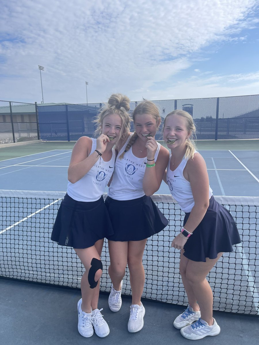 ashleysingharaj's tweet photo. Beautiful day for JV Sunflower League! 🎾 Addi placed 2nd in #1 Singles, Averee &amp; Reia places 5th in #1 Doubles! @OWestTennis @ADButlerOW https://t.co/h64kwi4Mpn