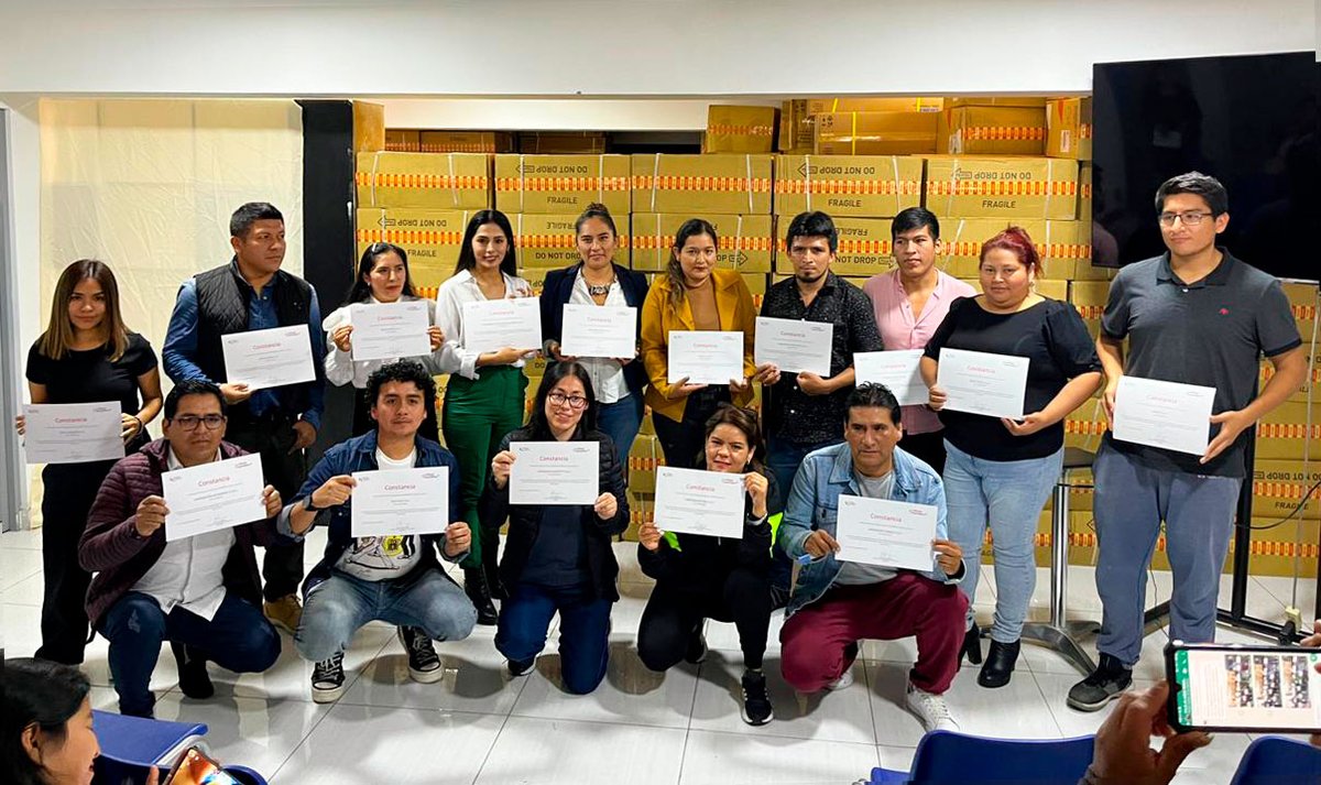 Promperu's tweet image. ¡Empresarios de Gamarra se preparan para el Perú Moda! 💪 Como parte del programa la Ruta Exportadora, 20 empresas del emporio comercial han recibido capacitaciones de #PROMPERÚ para que expongan lo mejor de su oferta en el #PerúModaDeco 2023 🥼👗👚. 🧵 (1/2)