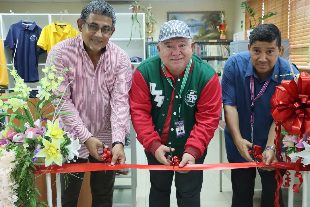 UTPBocas1's tweet photo. Inauguración del Punto de Venta de la Librería @libreriautp en el Centro Regional de Bocas del Toro.
Estuvieron presentes el Rector Dr. Omar Aizpurúa,  Director del centro Dr. José Mendoza,  Jefe de librería Mgtr. Omar Ostias.
Ubicados en la Biblioteca Sergio Mela de la #UTPBOCAS https://t.co/VyB9kp97gg