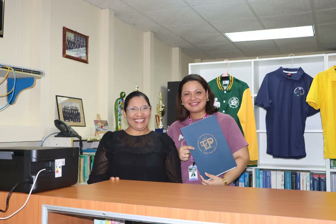 Inauguración del Punto de Venta de la Librería @libreriautp en el Centro Regional de Bocas del Toro.
Estuvieron presentes el Rector Dr. Omar Aizpurúa,  Director del centro Dr. José Mendoza,  Jefe de librería Mgtr. Omar Ostias.
Ubicados en la Biblioteca Sergio Mela de la #UTPBOCAS