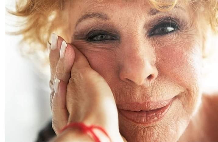 VanoniFanpage's tweet photo. Buon compleanno @OrnellaVanoni! 🐝❤ https://t.co/SFv9ybbPS6