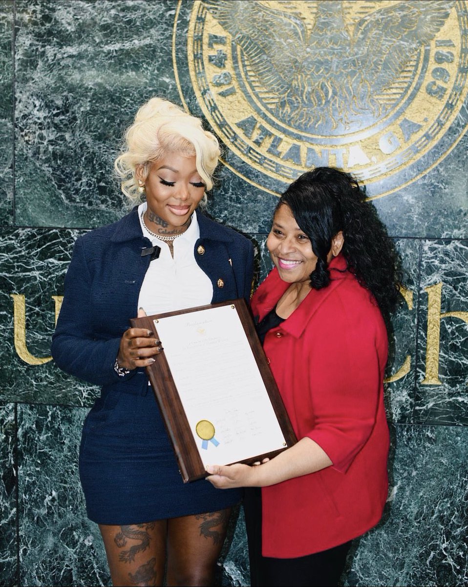 IAMSUMMERWALKER's tweet photo. Officially have my own day from the city of Atlanta. Last day of summer 🤍😇 thank you https://t.co/y0sI8Xk8UV